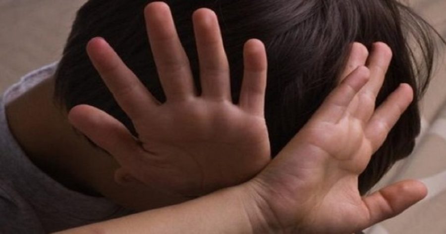 مركز رعاية يحبس طفلًا يوميًا لـ 8 ساعات بين النافذة وشبك الحماية