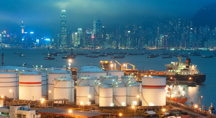 أسعار النفط ترتفع قرب أعلى مستوياتها منذ سبعة أشهر