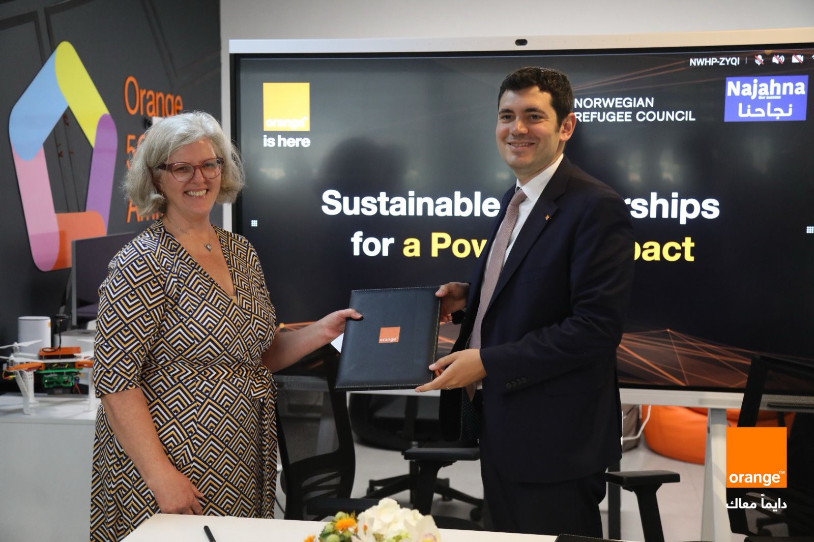 صورة حول : أورنج الأردن تبرم اتفاقية مع المجلس النرويجي للاجئين لتوسيع نطاق المشاركين في برامجها المجتمعية الرقمية أورنج الأردن تبرم اتفاقية مع المجلس النرويجي للاجئين لتوسيع نطاق المشاركين في برامجها المجتمعية الرقمية