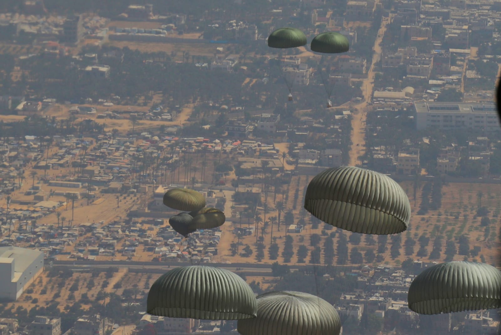 صورة حول : القوات المسلحة الأردنية تنفذ 3 إنزالات جوية لمساعدات على جنوب غزة بمشاركة دولية القوات المسلحة الأردنية تنفذ 3 إنزالات جوية لمساعدات على جنوب غزة بمشاركة دولية