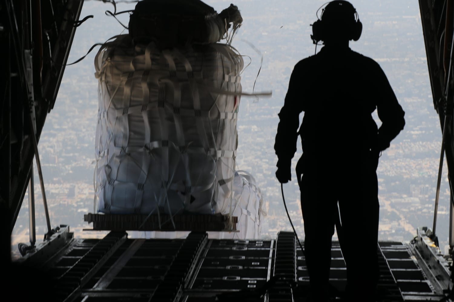 صورة حول : القوات المسلحة الأردنية تنفذ 3 إنزالات جوية لمساعدات على جنوب غزة بمشاركة دولية القوات المسلحة الأردنية تنفذ 3 إنزالات جوية لمساعدات على جنوب غزة بمشاركة دولية