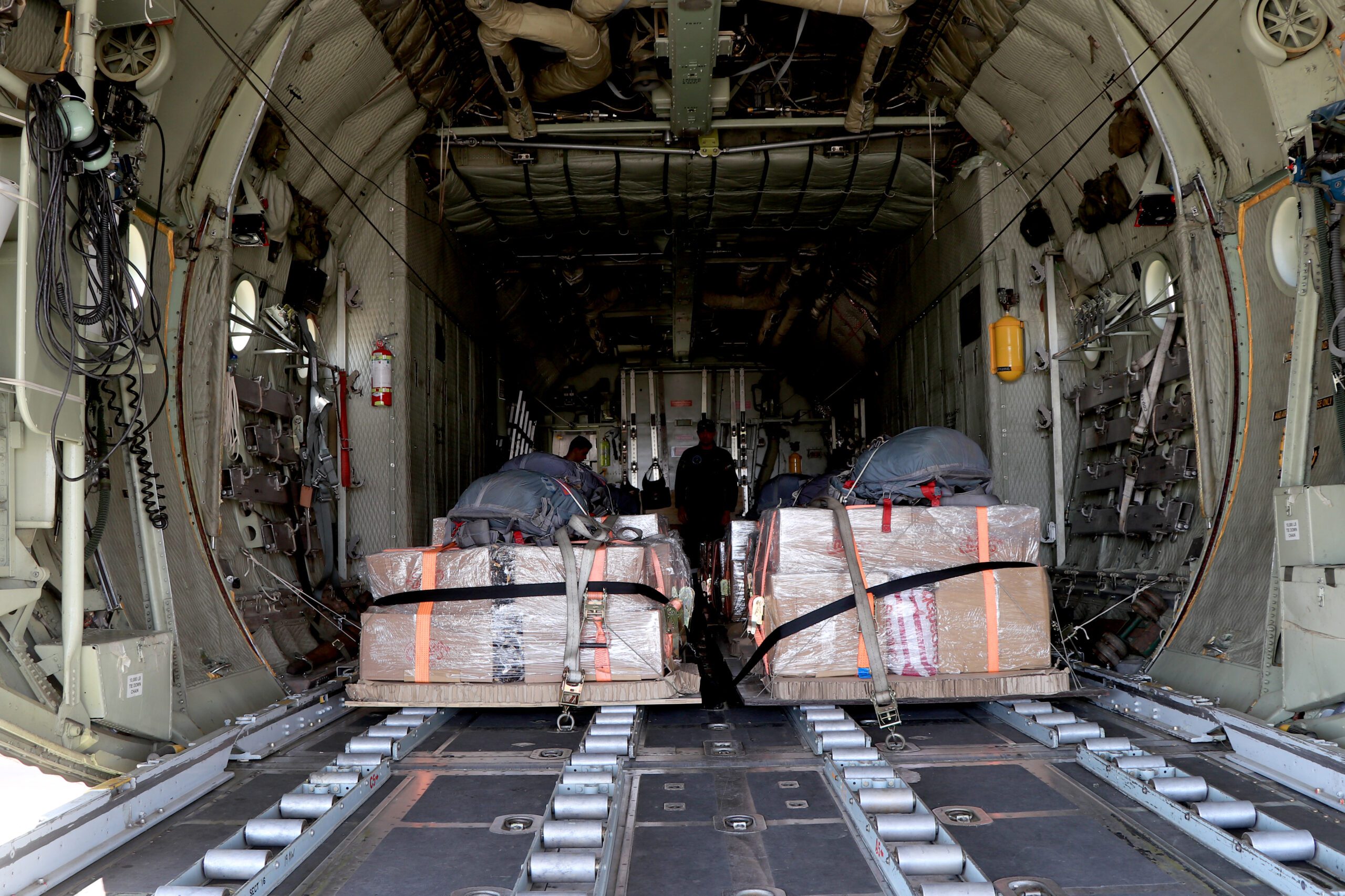 القوات المسلحة الأردنية تنفذ إنزالين جويين لمساعدات على جنوب غزة بمشاركة دولية