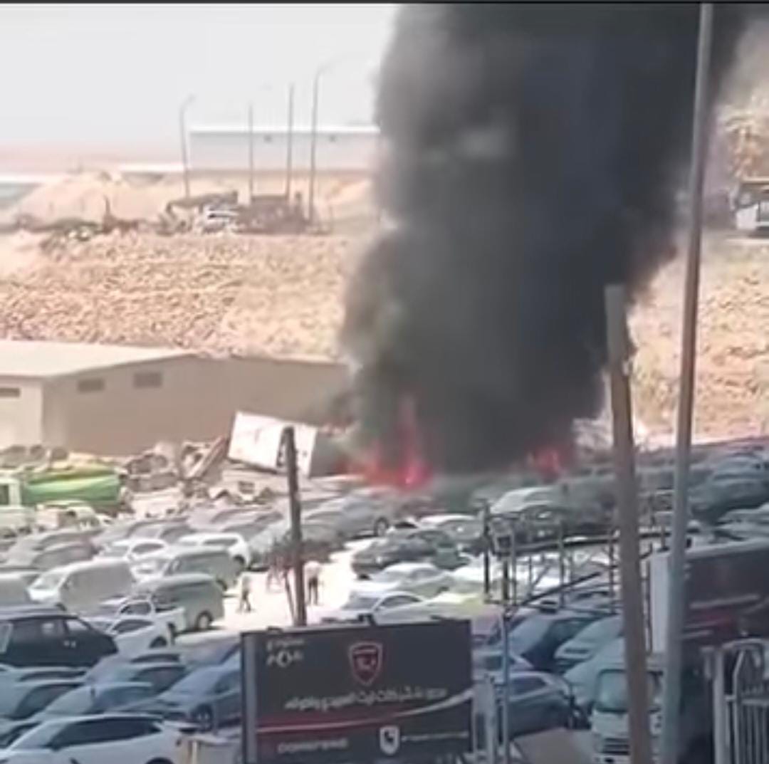 حريق مركبات في المنطقة الحرة في الزرقاء(فيديو)