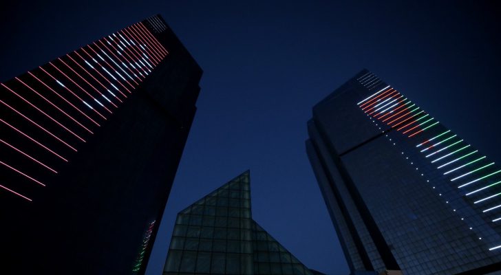 "أبراج السادس في عمان تتزين بعلم الأردن وشعار اليوبيل الفضي في احتفالات الأردنيين"