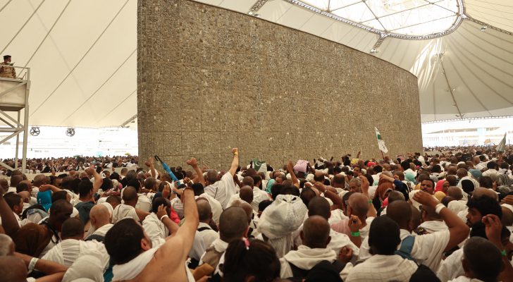 الحجاج يواصلون رمي الجمرات في أيام التشريق