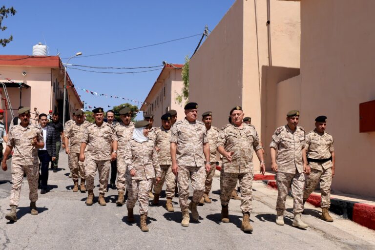 اللواء الركن الحنيطي يزور قيادة المستودعات الطبية الرئيسية