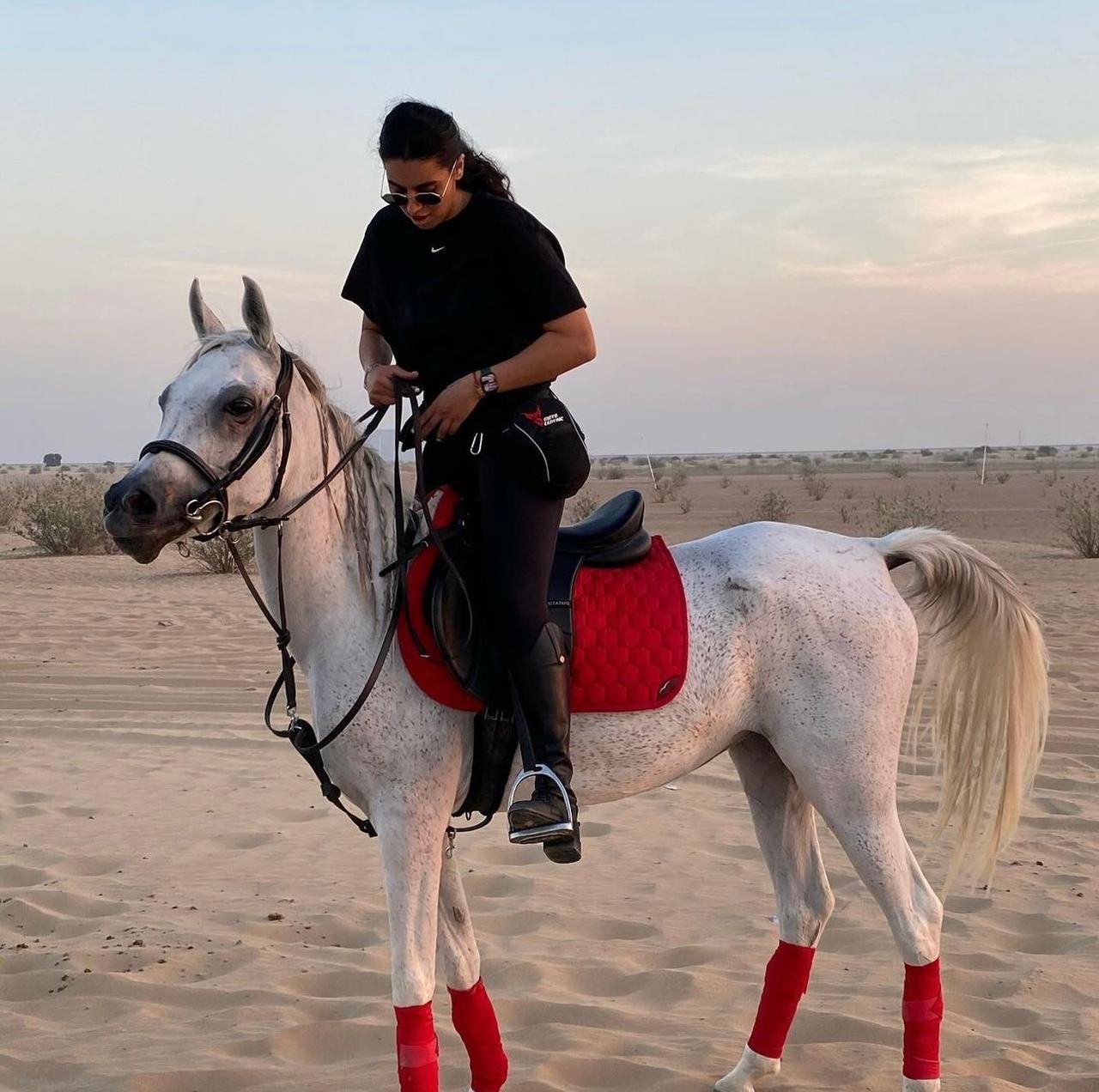 نور البنت الكبرى لرجل الأعمال زايد البداد تتألق في حفل خطوبتها