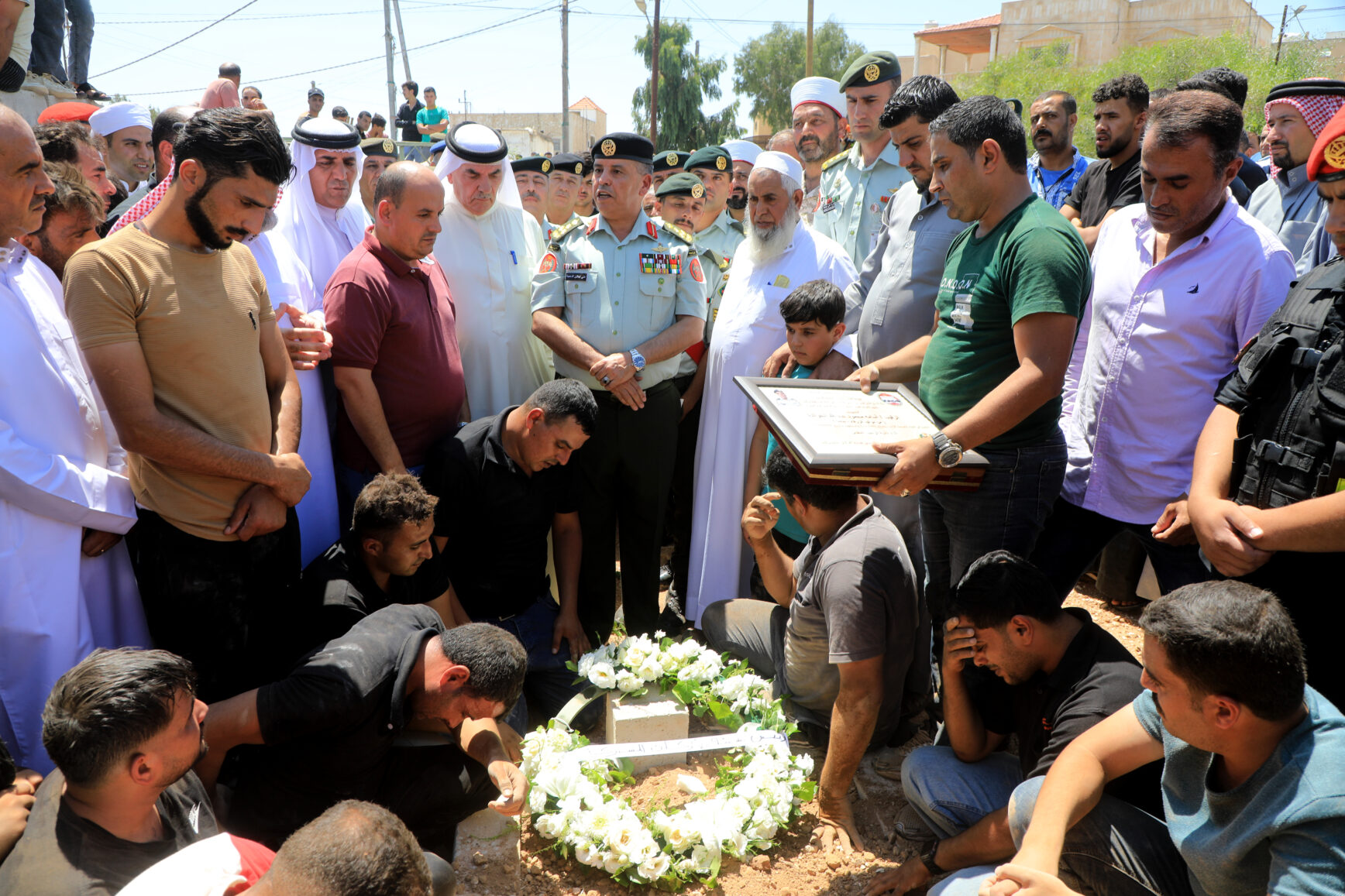 صورة حول : تشييع شهيد القوات المسلحة الأردنية الرقيب أسامة الخوالدة في بلعما تشييع شهيد القوات المسلحة الأردنية الرقيب أسامة الخوالدة في بلعما