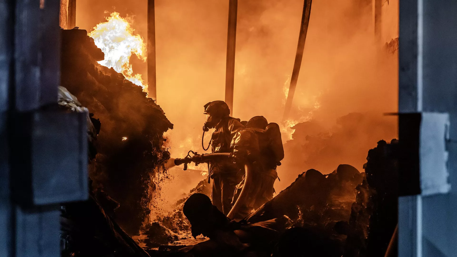 انفجار ضخم يهز مصنع للأسلحة الدفاعية في امريكا(فيديو)