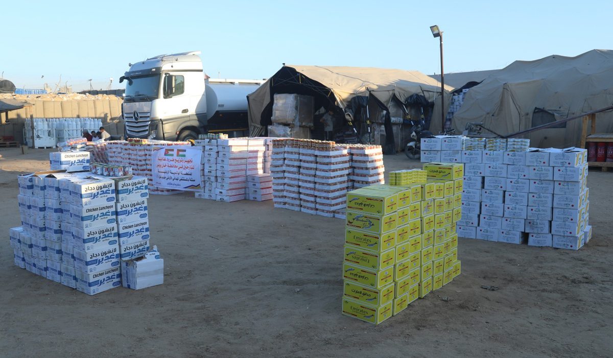 المستشفى الميداني الأردني"3" يوزع مساعدات غذائية لأهالي غزة