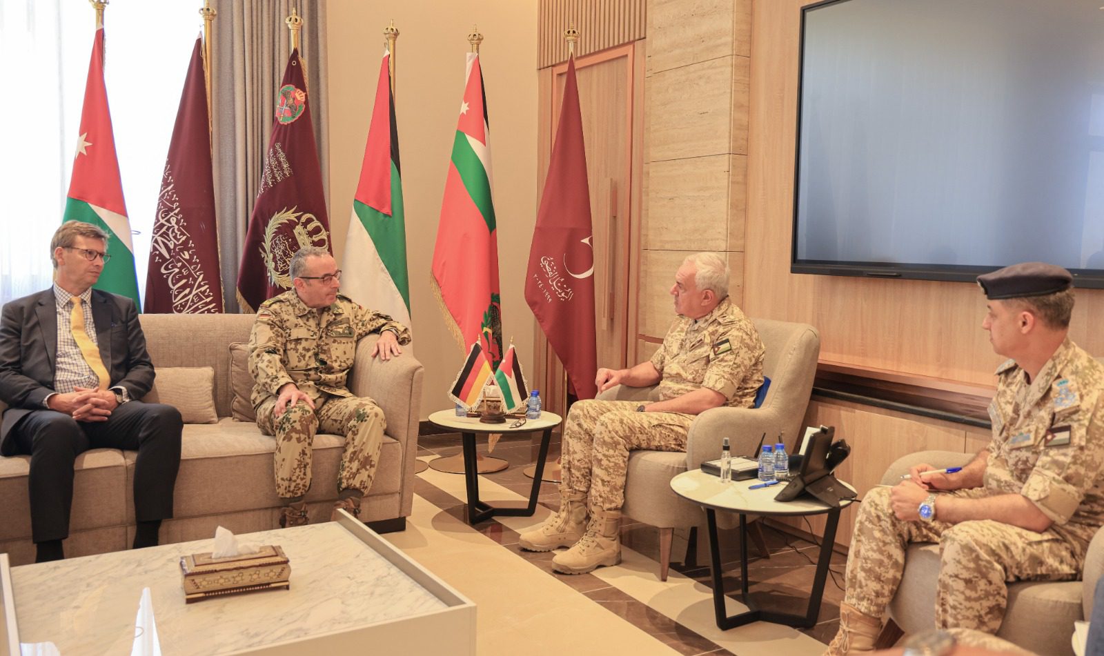 صورة حول : رئيس هيئة الأركان المشتركة يستقبل رئيس أركان الدفاع الألماني رئيس هيئة الأركان المشتركة يستقبل رئيس أركان الدفاع الألماني