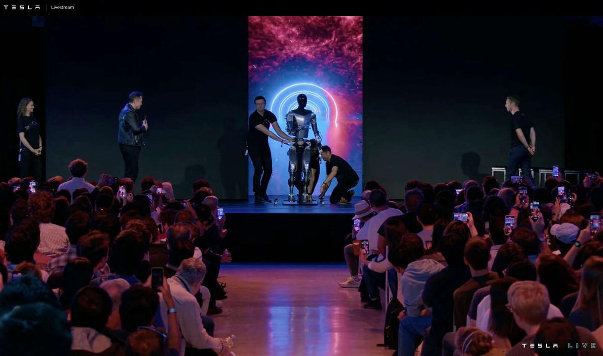 صورة حول : "تسلا" تبدأ إنتاج روبوتات بشرية في 2025 "تسلا" تبدأ إنتاج روبوتات بشرية في 2025