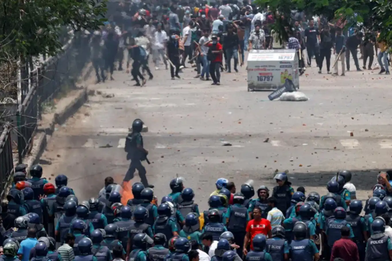 صورة حول : حظر التجوال في دكا بعد ارتفاع عدد القتلى في الاحتجاجات حظر التجوال في دكا بعد ارتفاع عدد القتلى في الاحتجاجات