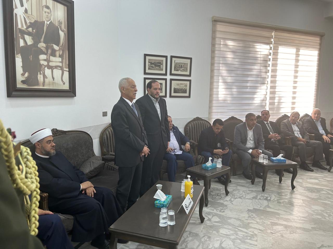 صورة حول : مندوبا عن الملك وولي العهد.. العيسوي يعزي آل شحادة مندوبا عن الملك وولي العهد.. العيسوي يعزي آل شحادة