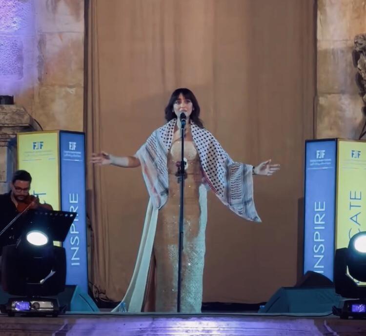 صورة حول : فايا يونان تحيي حفلاً تضامنياً مع فلسطين في عمان فايا يونان تحيي حفلاً تضامنياً مع فلسطين في عمان