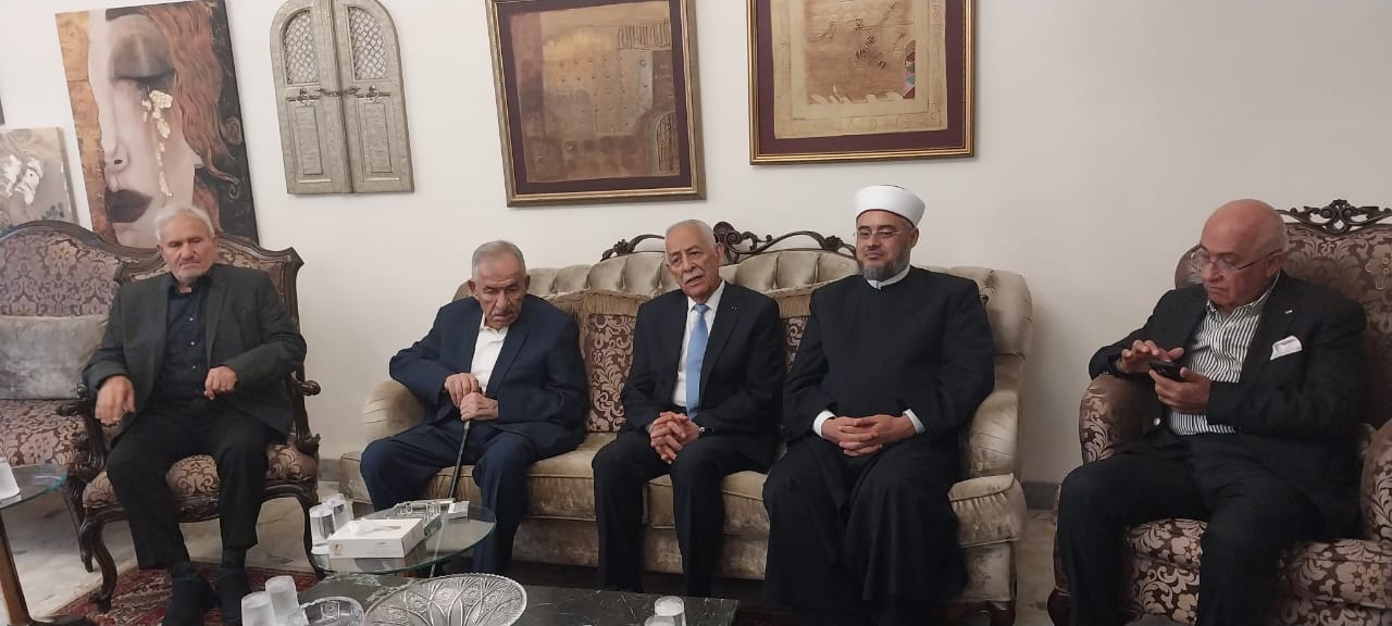 مندوبا عن الملك وولي العهد العيسوي يعزي آل الساكت