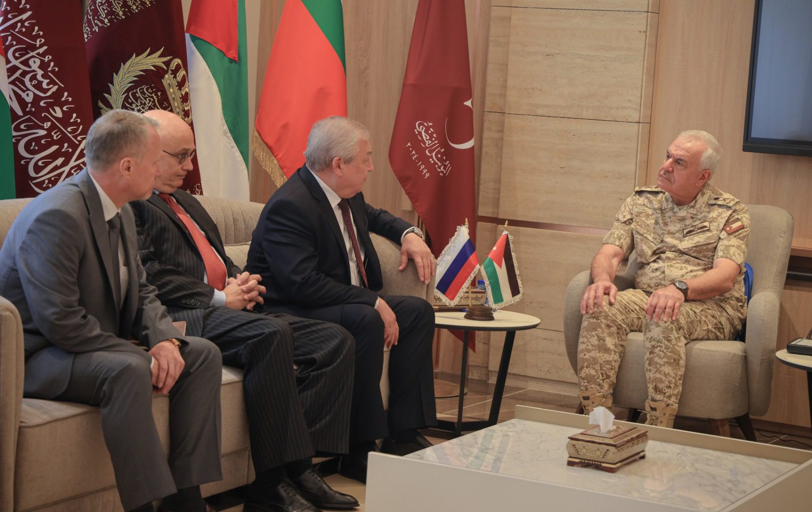 صورة حول : اللواء الركن الحنيطي يستقبل المبعوث الخاص لرئيس روسيا الاتحادية للتسوية السورية اللواء الركن الحنيطي يستقبل المبعوث الخاص لرئيس روسيا الاتحادية للتسوية السورية