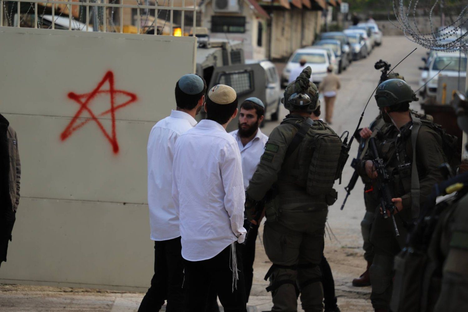 صورة حول : استهداف سيارة إسرائيلية وإصابة 3 مستوطنين استهداف سيارة إسرائيلية وإصابة 3 مستوطنين