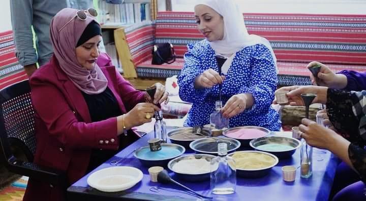 صورة حول : فريحات يفتتح ورشة تعبئة الزجاج بالرمل في الوهادنة بحضور مدير السياحة فريحات يفتتح ورشة تعبئة الزجاج بالرمل في الوهادنة بحضور مدير السياحة