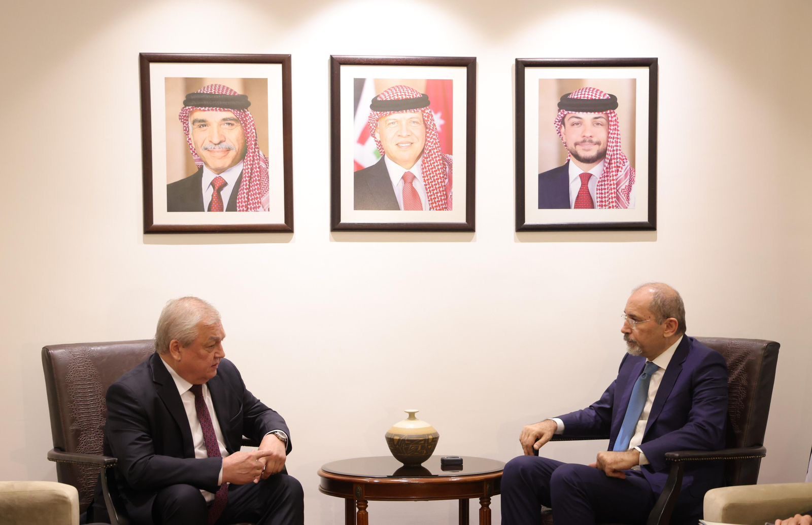 الصفدي ولافرينتيف يناقشان الوضع الإنساني في غزة والتسوية السورية خلال لقاءهما في عمّان