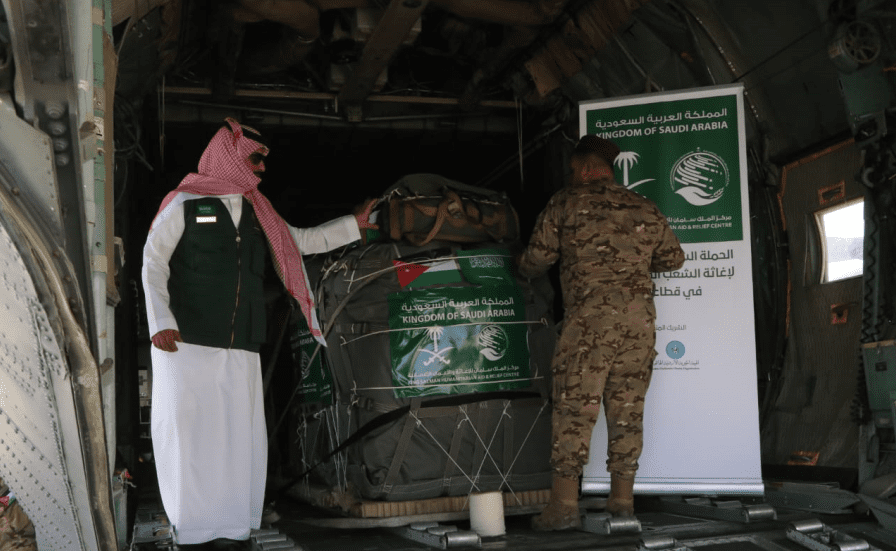 إنزال جوي مشترك أردني سعودي لتوزيع المساعدات في شمال غزة
