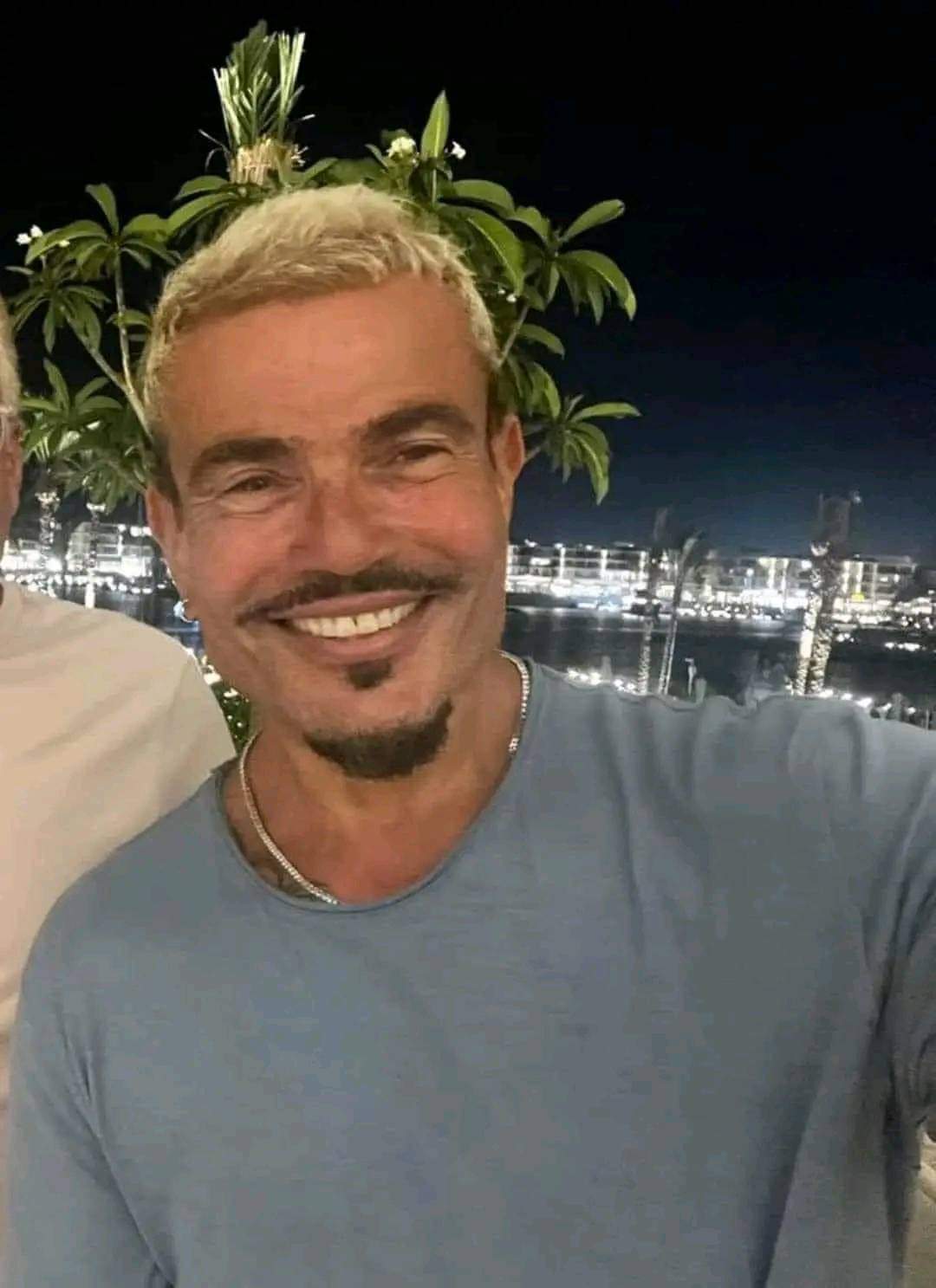 احدث صوره للفنان عمرو دياب في السعودية تثير جدل واسع