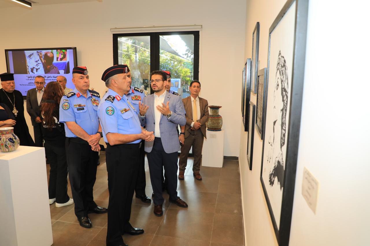 صورة حول : مدير الأمن العام يفتتح المعرض الفني الأول لنزلاء مراكز الإصلاح والتأهيل مدير الأمن العام يفتتح المعرض الفني الأول لنزلاء مراكز الإصلاح والتأهيل