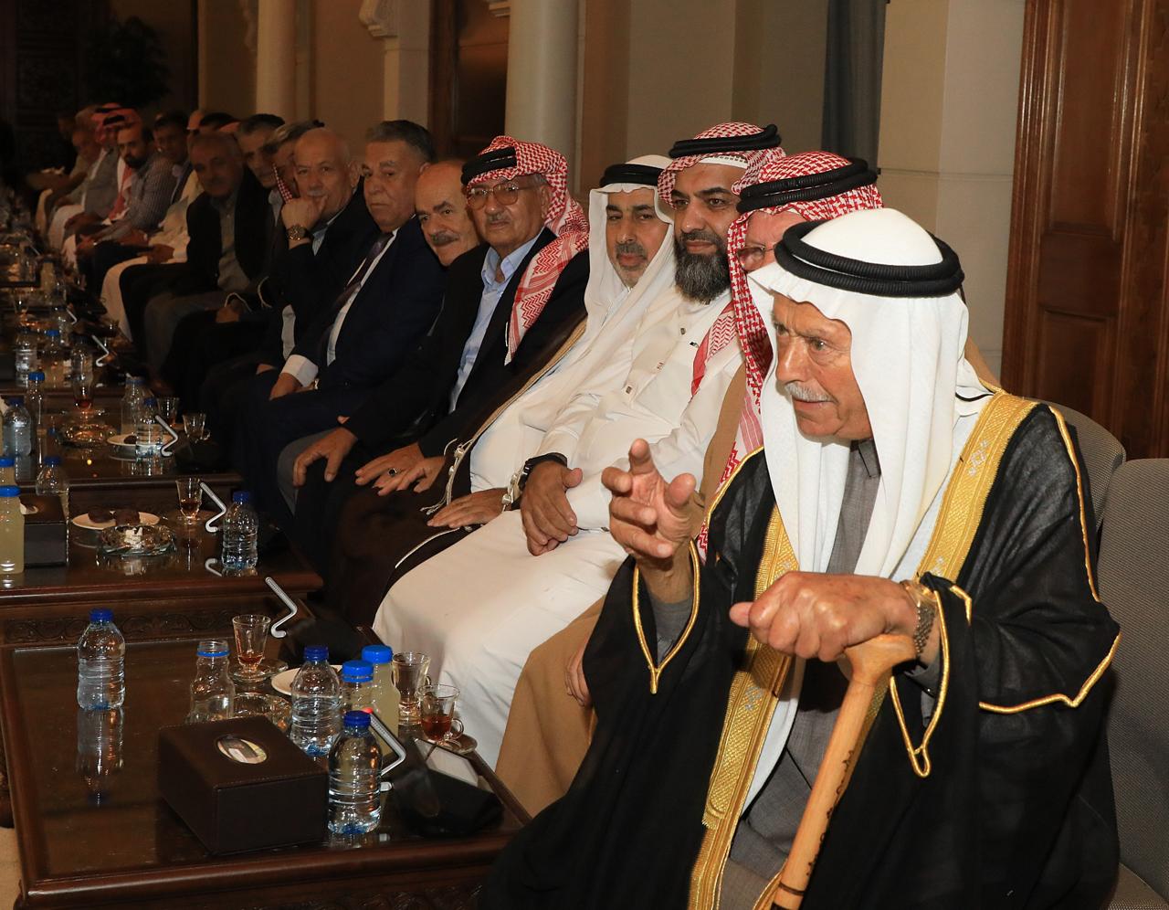 صورة حول : رئيس الديوان الملكي يلتقي وفدين من أبناء بيت محسير والفلاحين بالرمثا رئيس الديوان الملكي يلتقي وفدين من أبناء بيت محسير والفلاحين بالرمثا