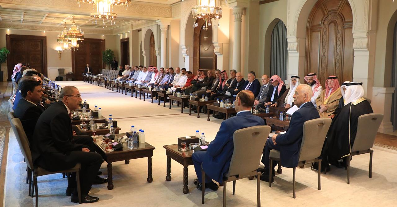 صورة حول : رئيس الديوان الملكي يلتقي وفدين من أبناء بيت محسير والفلاحين بالرمثا رئيس الديوان الملكي يلتقي وفدين من أبناء بيت محسير والفلاحين بالرمثا