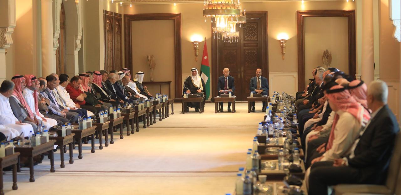 صورة حول : رئيس الديوان الملكي يلتقي وفدين من أبناء بيت محسير والفلاحين بالرمثا رئيس الديوان الملكي يلتقي وفدين من أبناء بيت محسير والفلاحين بالرمثا