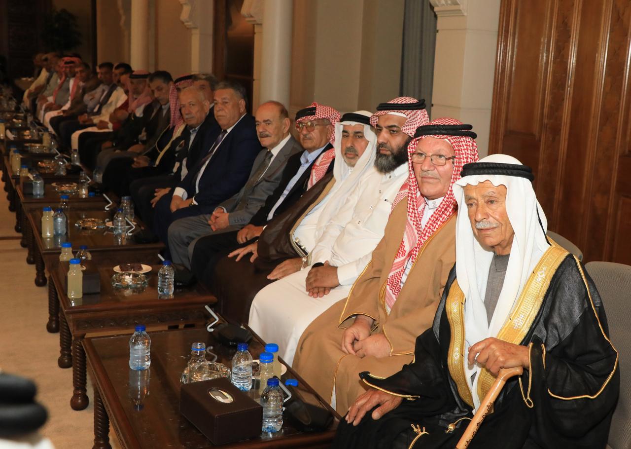 صورة حول : رئيس الديوان الملكي يلتقي وفدين من أبناء بيت محسير والفلاحين بالرمثا رئيس الديوان الملكي يلتقي وفدين من أبناء بيت محسير والفلاحين بالرمثا