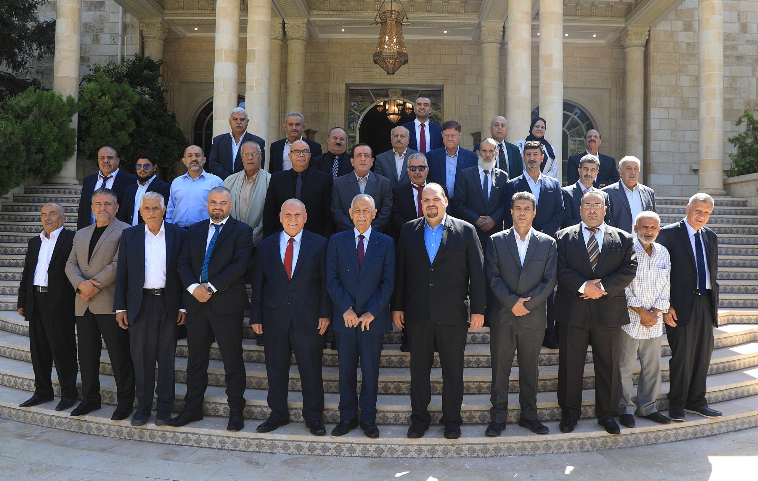 صورة حول : رئيس الديوان الملكي يلتقي وفدين من أبناء بيت محسير والفلاحين بالرمثا رئيس الديوان الملكي يلتقي وفدين من أبناء بيت محسير والفلاحين بالرمثا