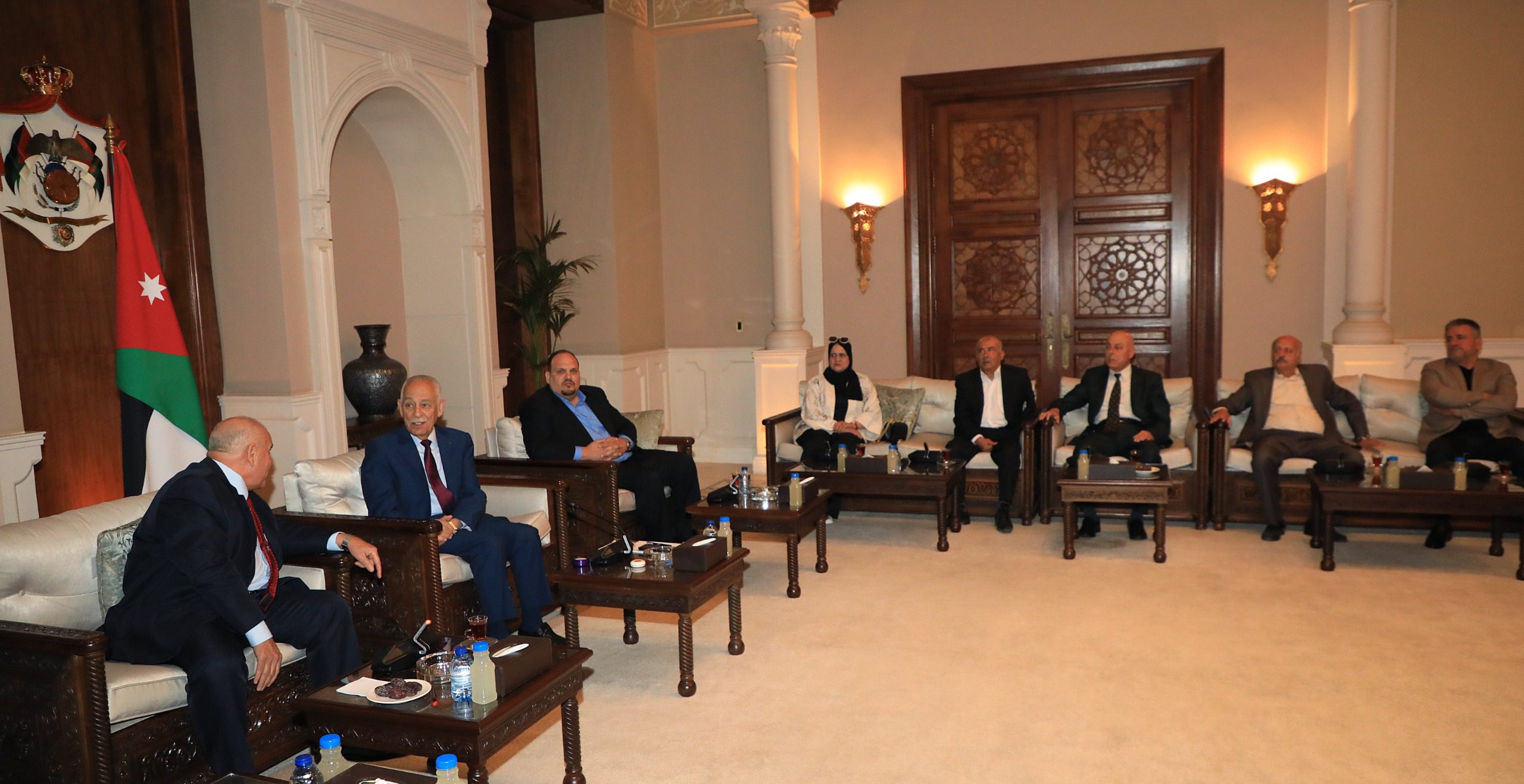 صورة حول : رئيس الديوان الملكي يلتقي وفدين من أبناء بيت محسير والفلاحين بالرمثا رئيس الديوان الملكي يلتقي وفدين من أبناء بيت محسير والفلاحين بالرمثا