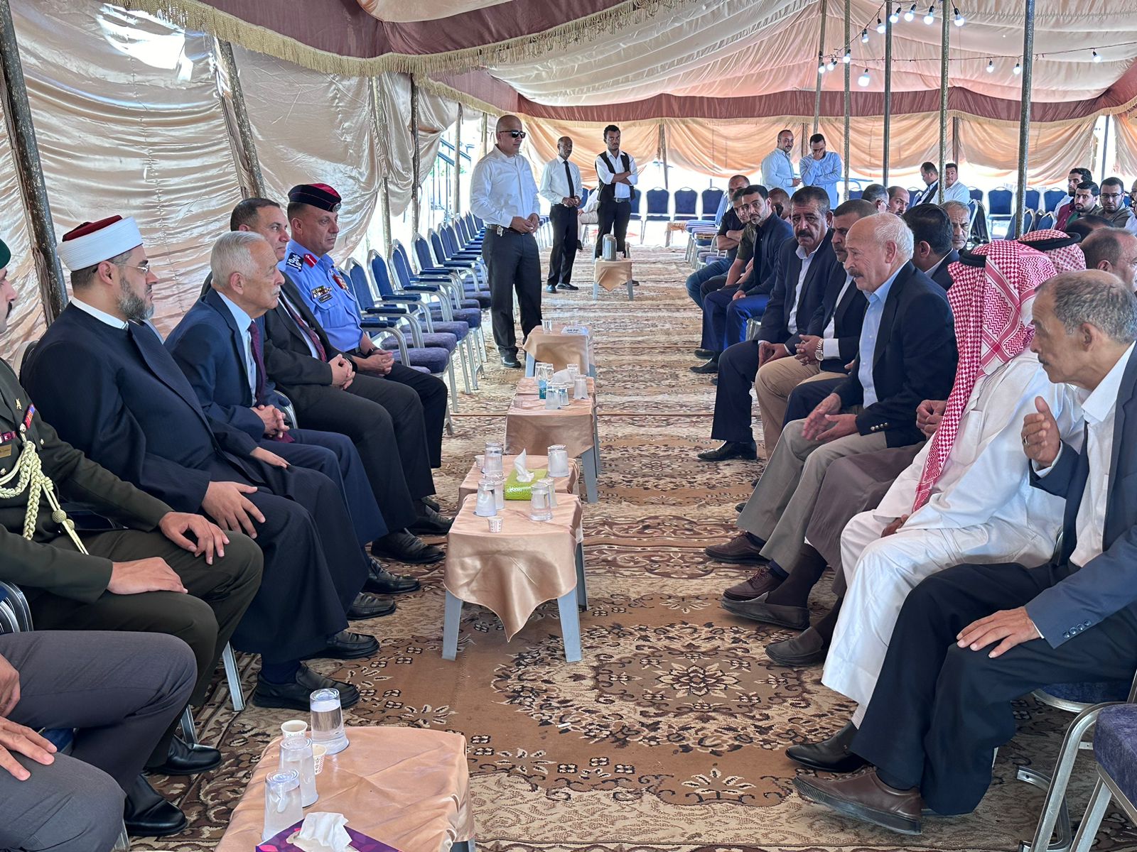 مندوبا عن الملك وولي العهد.. العيسوي يعزي قبيلة العدوان