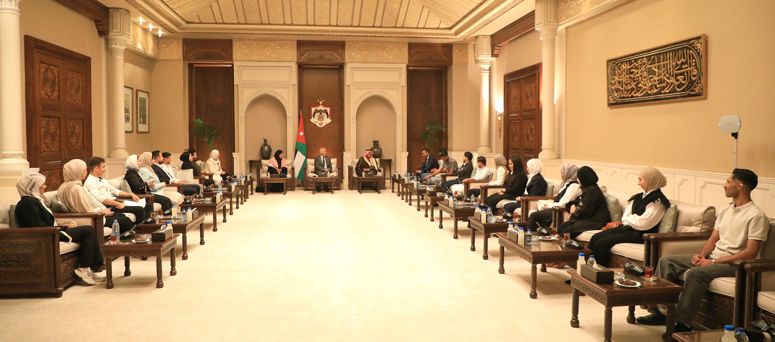 صورة حول : رئيس الديوان الملكي يلتقي وفدا شبابيا من مركز ماعين رئيس الديوان الملكي يلتقي وفدا شبابيا من مركز ماعين