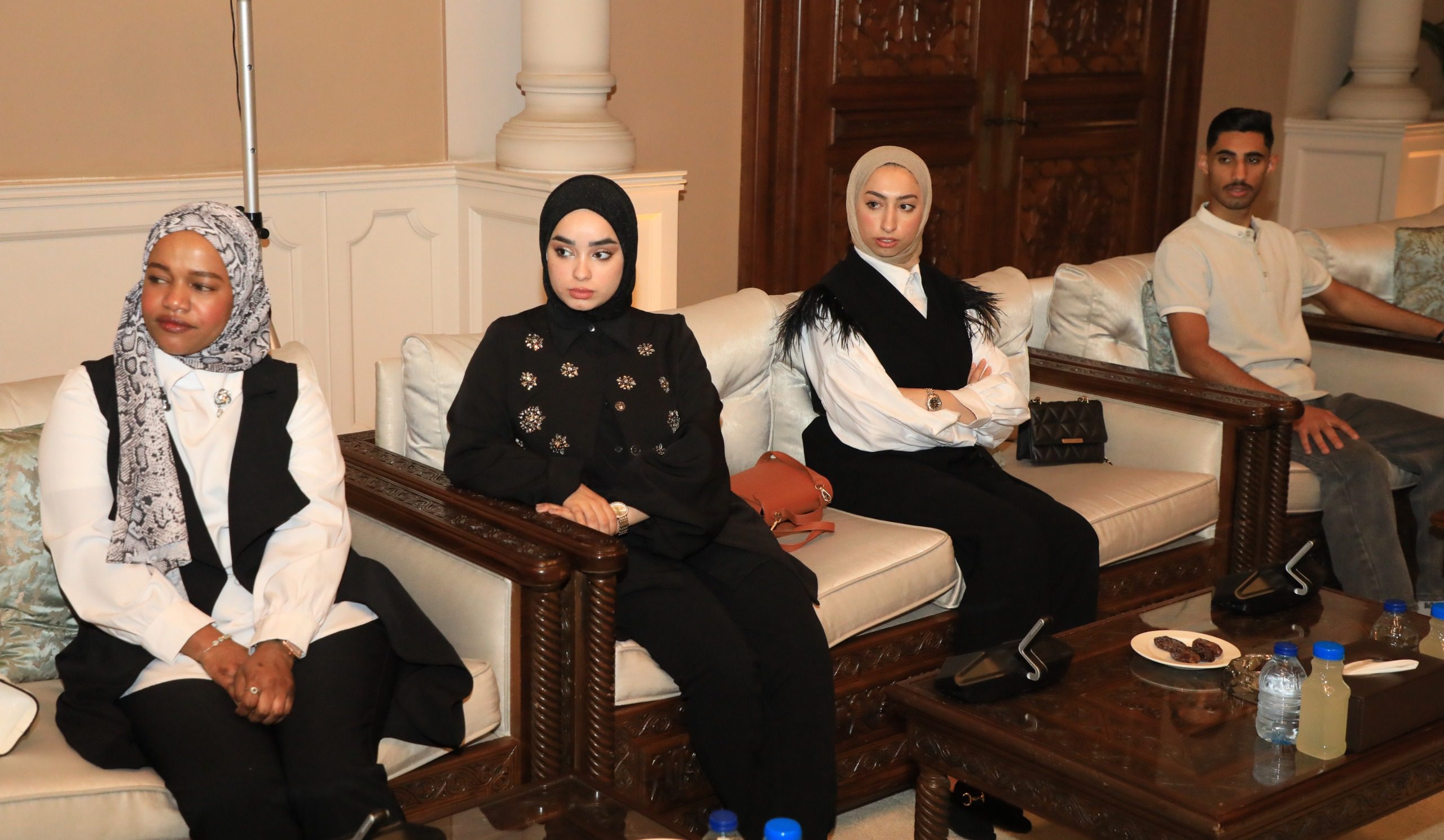 رئيس الديوان الملكي يلتقي وفدا شبابيا من مركز ماعين