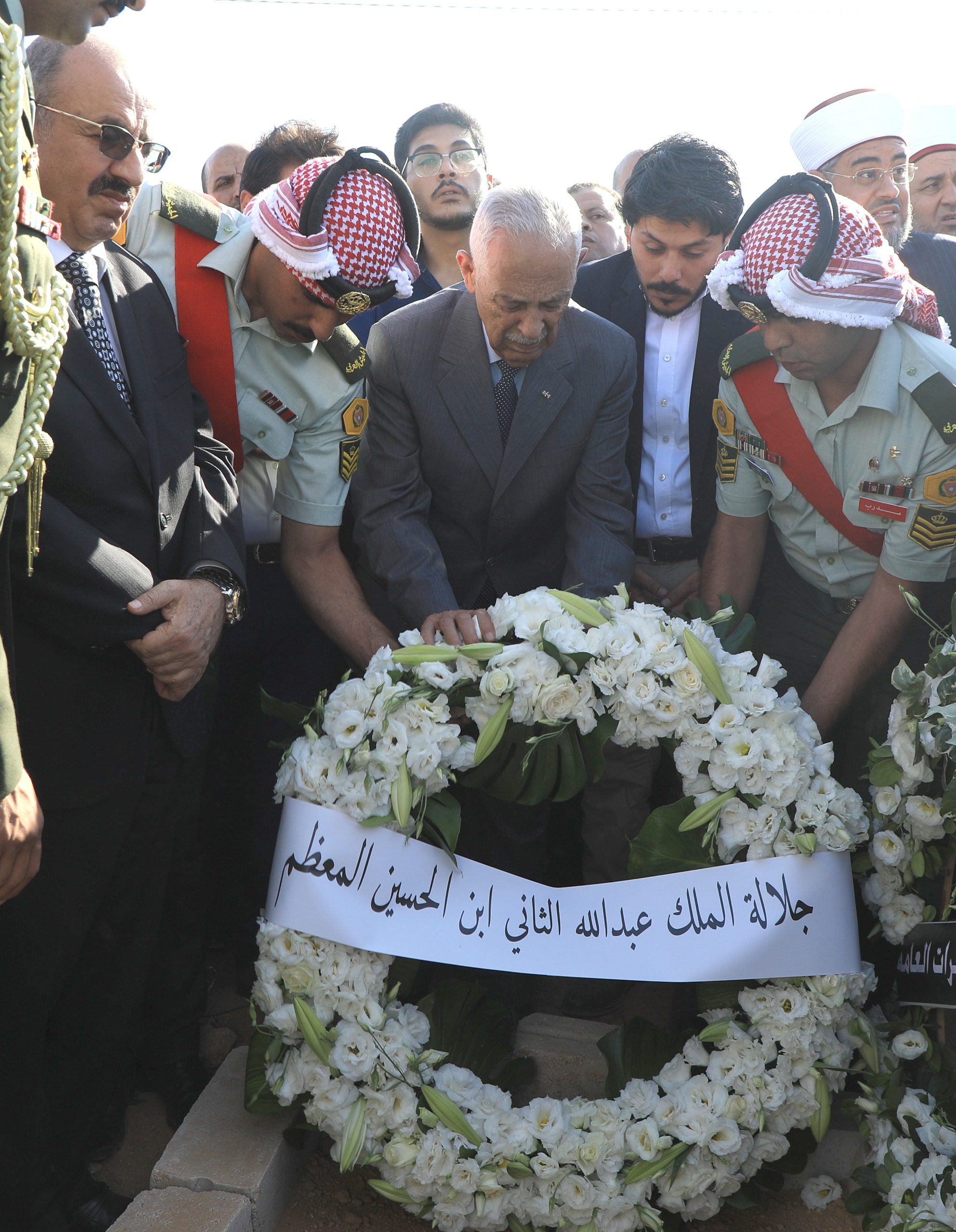 مندوبا عن الملك وولي العهد..العيسوي يشارك في تشييع جثمان فهد العموش