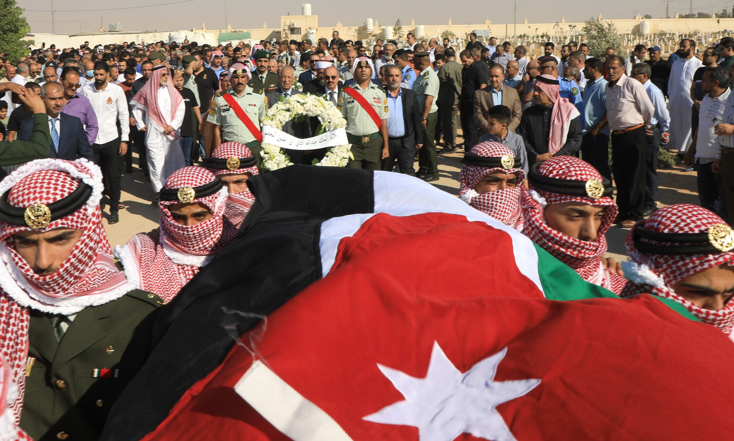 صورة حول : مندوبا عن الملك وولي العهد..العيسوي يشارك في تشييع جثمان فهد العموش مندوبا عن الملك وولي العهد..العيسوي يشارك في تشييع جثمان فهد العموش