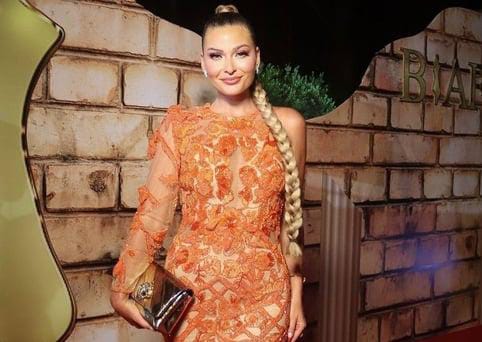 باميلا الكيك تتألق بإطلالة صيفية في مهرجان بياف