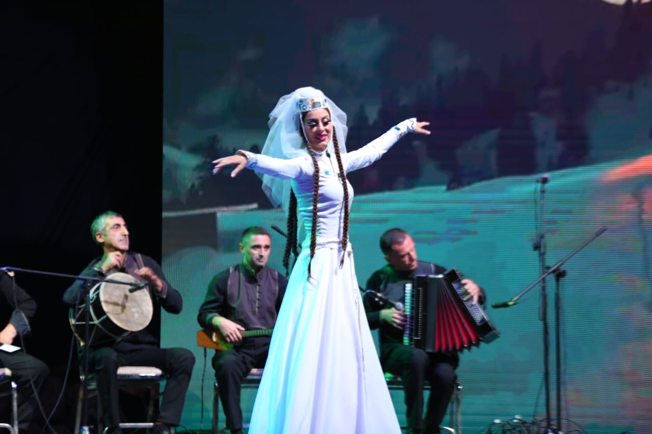 هبة طوجي وفرقة سراج يدشنون الساحة الرئيسية في جرش