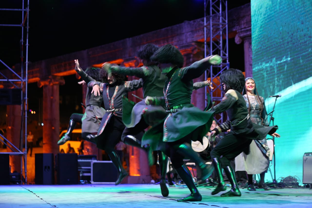 هبة طوجي وفرقة سراج يدشنون الساحة الرئيسية في جرش