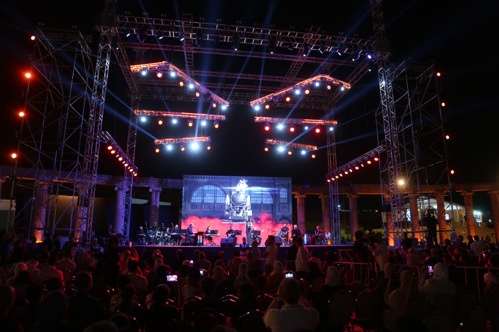 هبة طوجي وفرقة سراج يدشنون الساحة الرئيسية في جرش