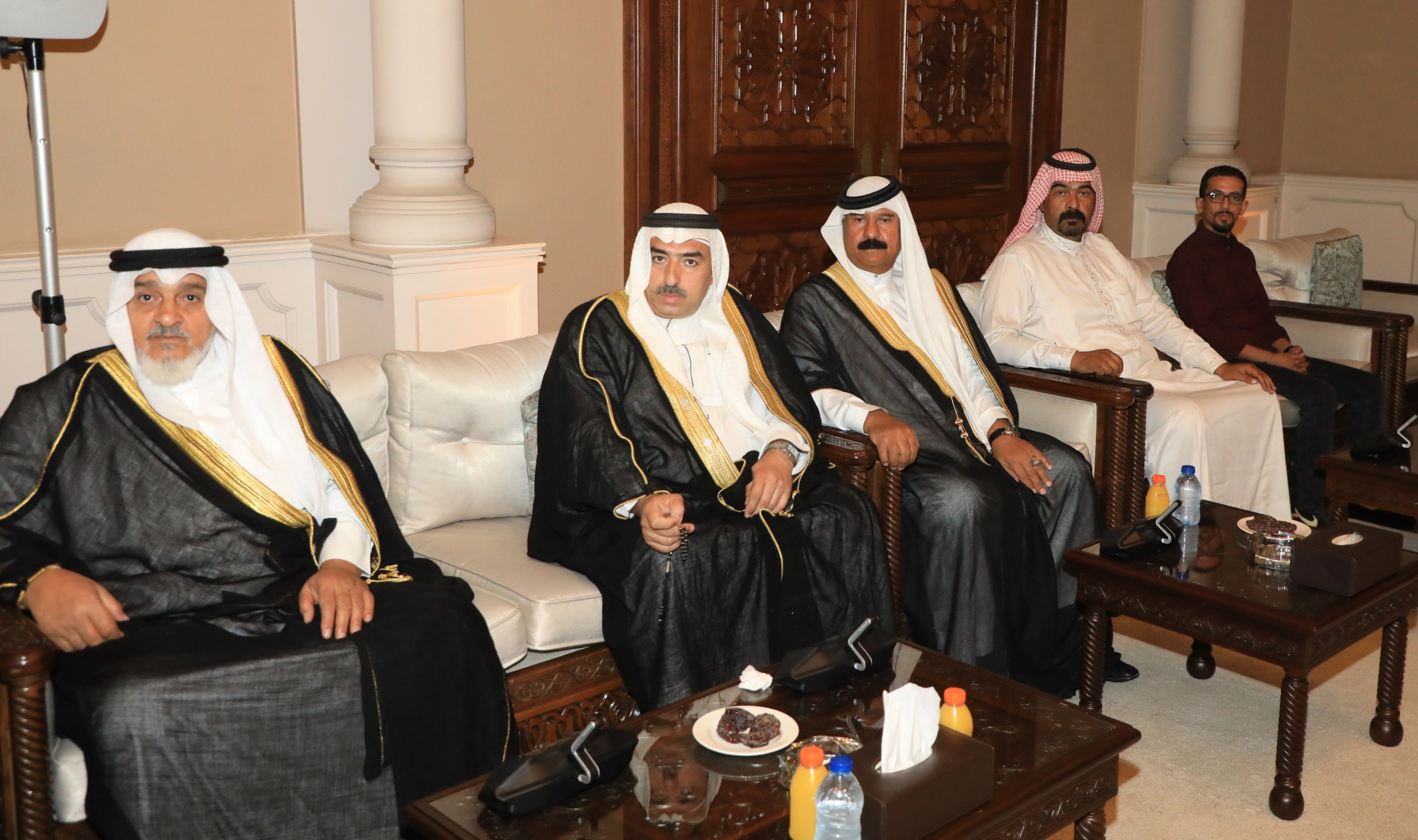 خلال لقائه وفدا من وجهاء محافظة الزرقاء