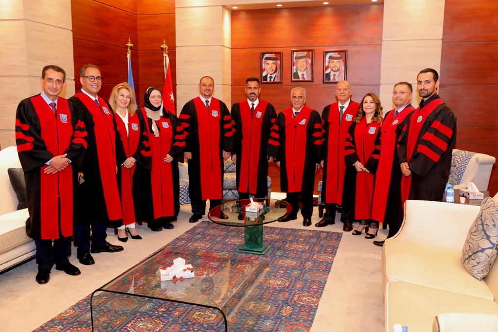 بالصور ... أ.د.حمدان يرعى اليوم الاول لإحتفال عمان الاهلية بتخريج طلبة الفصل الثاني من الفوج 31