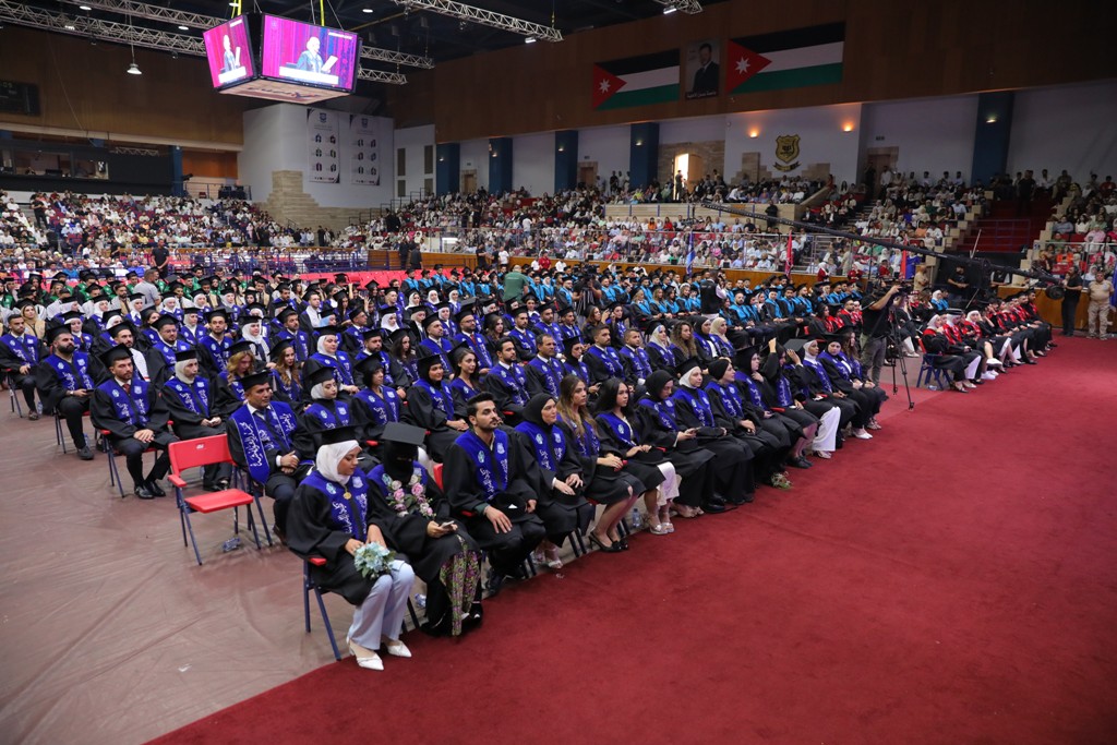 بالصور ... أ.د.حمدان يرعى اليوم الاول لإحتفال عمان الاهلية بتخريج طلبة الفصل الثاني من الفوج 31