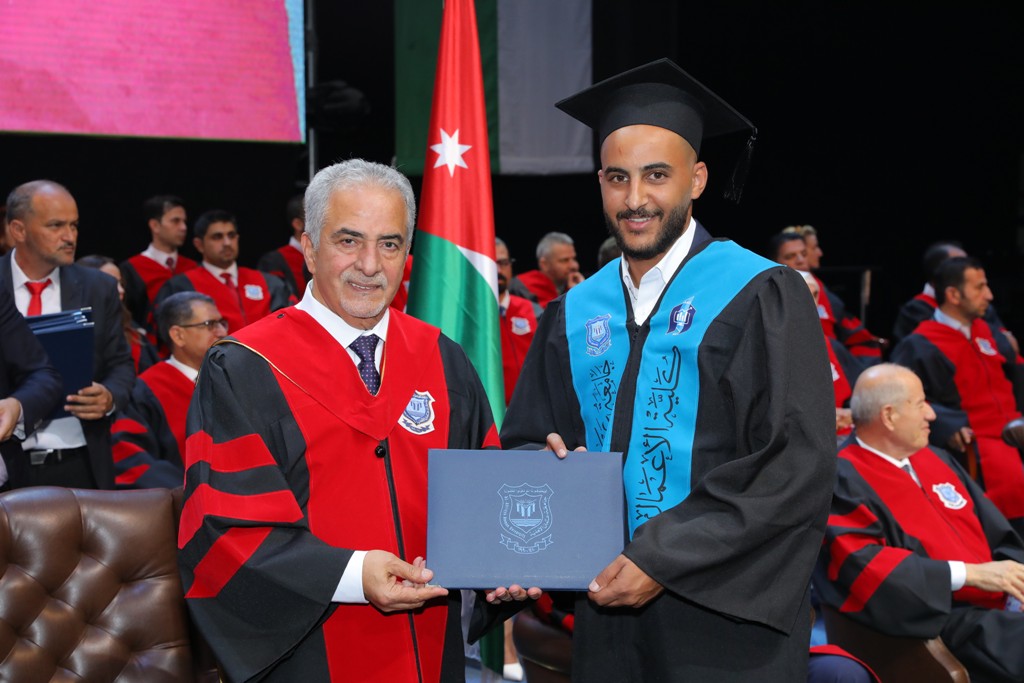 بالصور ... أ.د.حمدان يرعى اليوم الاول لإحتفال عمان الاهلية بتخريج طلبة الفصل الثاني من الفوج 31