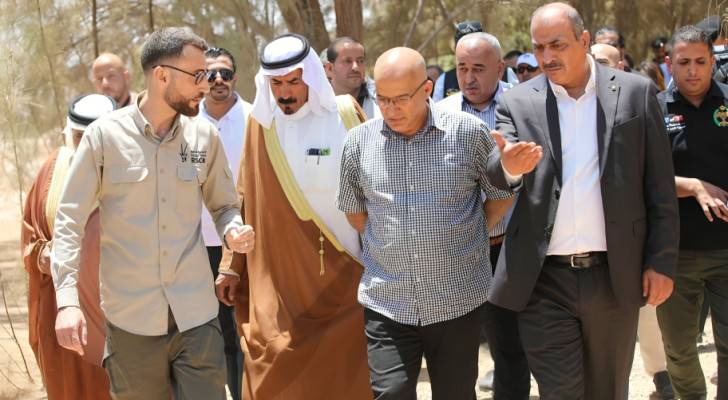 صورة حول : وزير الإتصال الحكومي يطلع عَلى مبادرات تنموية في الأزرق خلال برنامج "تفاصيل" وزير الإتصال الحكومي يطلع عَلى مبادرات تنموية في الأزرق خلال برنامج "تفاصيل"