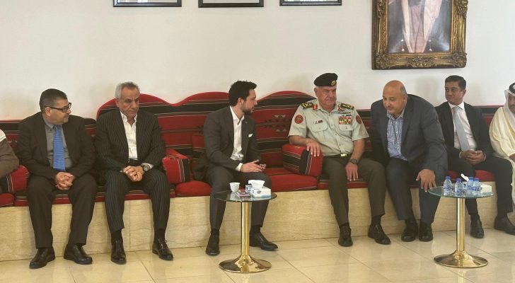 صورة حول : ولي العهد يعزي في وفاة نجل شقيق رئيس هيئة الأركان المشتركة ولي العهد يعزي في وفاة نجل شقيق رئيس هيئة الأركان المشتركة