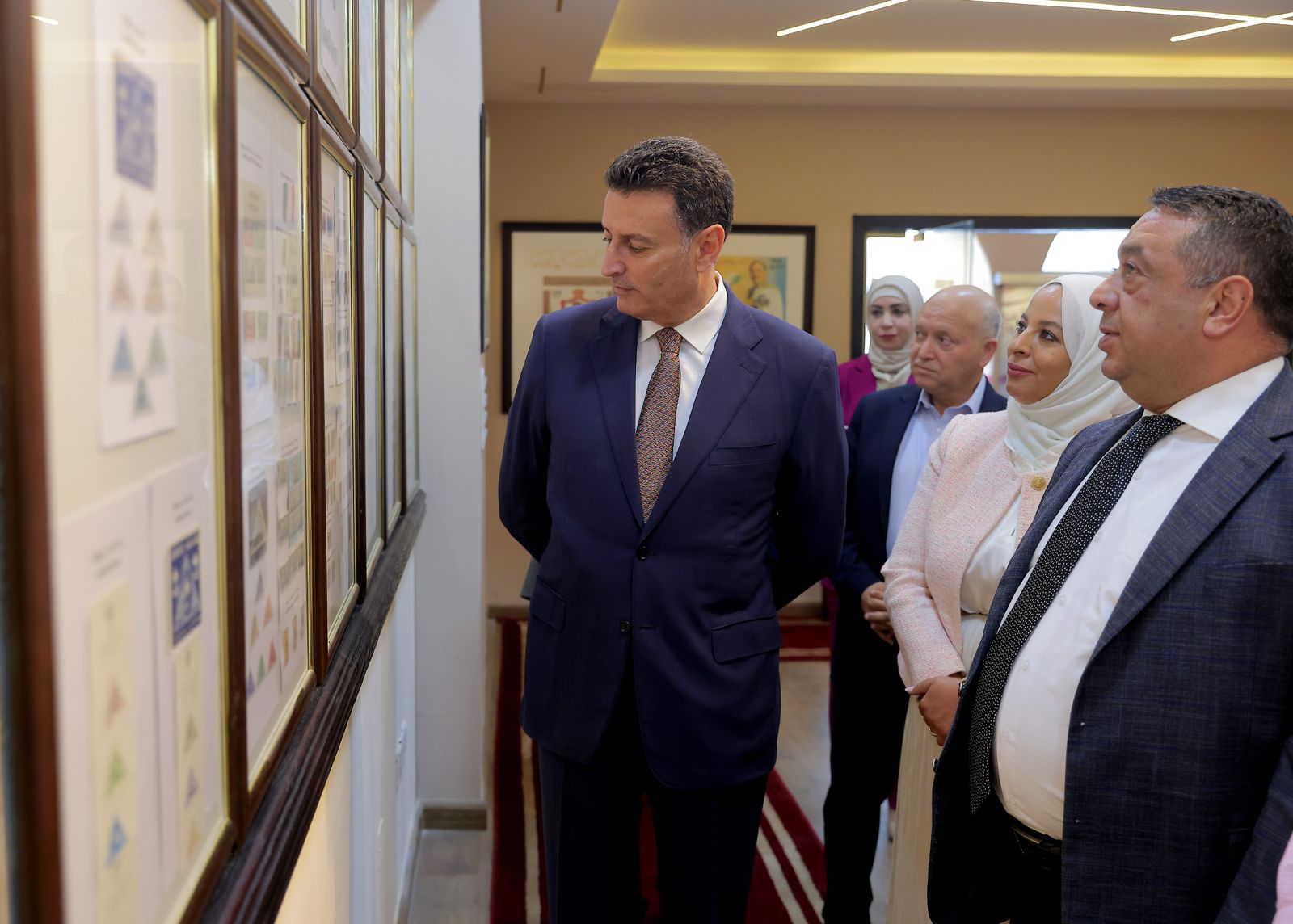 الصفدي يزور البريد الأردني ويلتقي الداوود