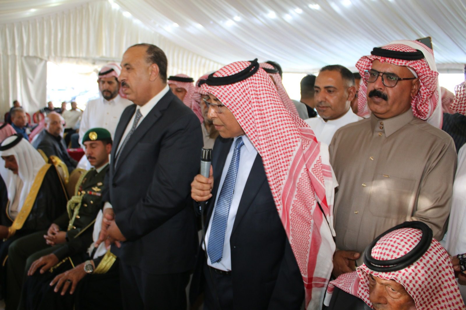مندوبا عن الملك وولي العهد.. العيسوي يعزي قبيلة الدعجة بوفاة العقيد نايف عليان الجربان...صور